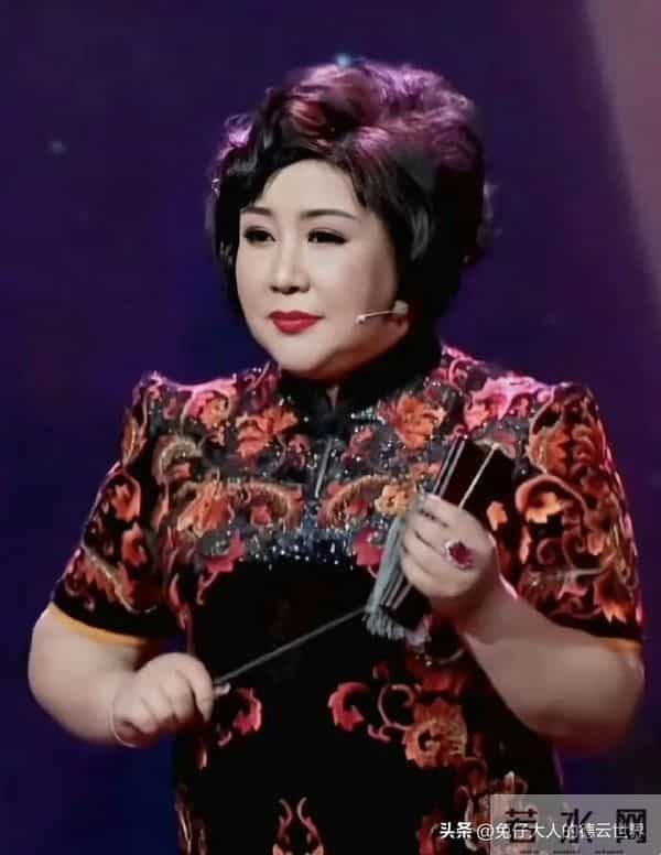 德云社董事长王惠玩闪现，比剪刀手，声音超甜，回应开业筹备相关