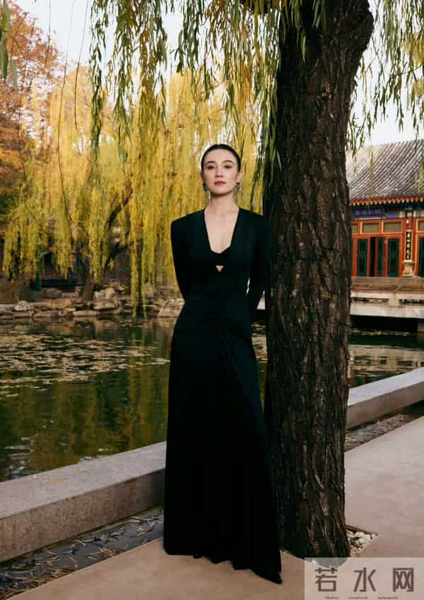 宋佳阿姨黑色裙子写真,又酷又美