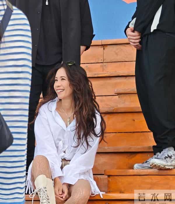 55岁莫文蔚现身香港!生图皮松肉垮自然老去,穿透视装身材干瘪