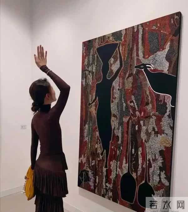 章泽天在英国和一帮富商共进晚餐，她的打扮一言难尽，肋骨外翻。