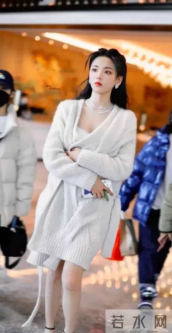 杨超越的脚火了！被赞“内娱最美脚丫”，镜头特写太绝了