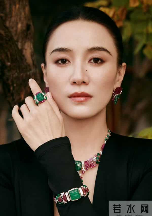 宋佳阿姨黑色裙子写真,又酷又美