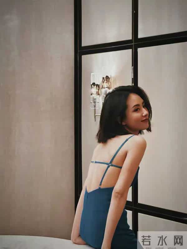 刘惜君吊带裙光脚丫很有味道