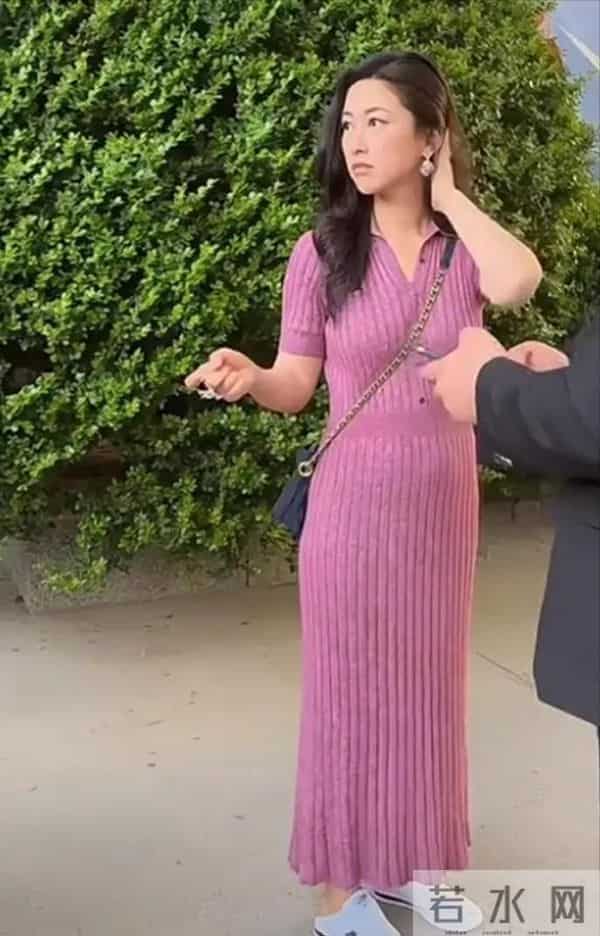 40岁朱珠被网友偶遇,身材五五分,还有小肚子,网友:还挺好看的