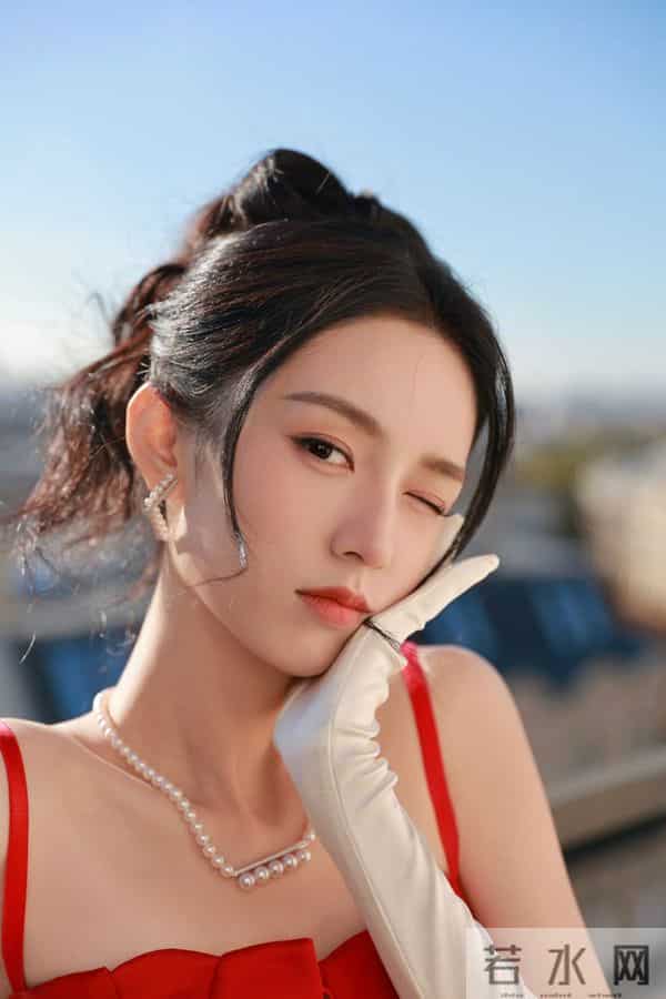 周也,红色抹胸纱裙穿搭,灵动又吸睛