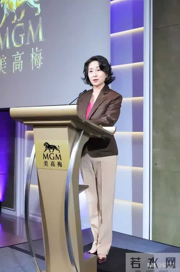 官媒发文,63岁何超琼再破天花板,让许晋亨和整个豪门圈刮目相看!