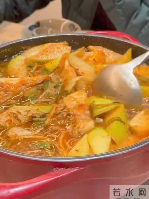 江疏影和朋友吃贵州火锅 两人炫了一大桌菜 网友 怎么做到吃都不胖的