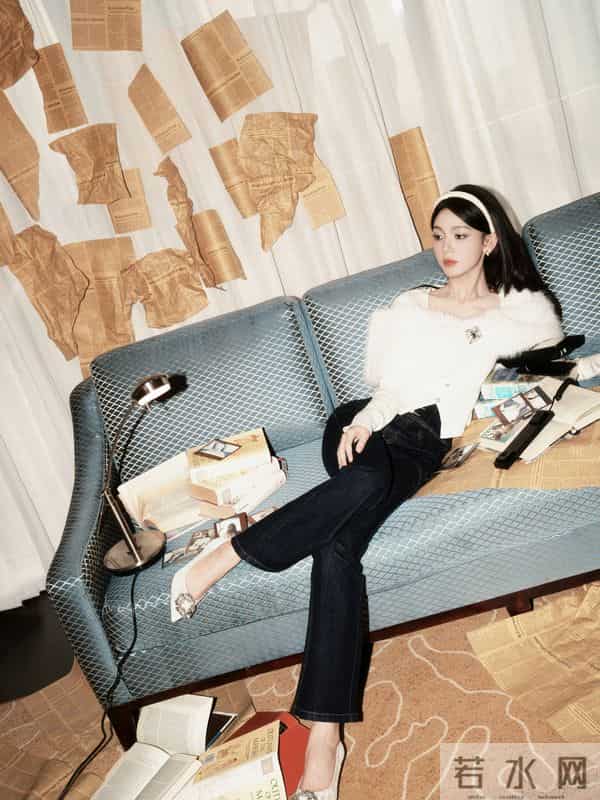 奶白针织叠上毛绒肩领，是秋冬裹满温柔的松弛感