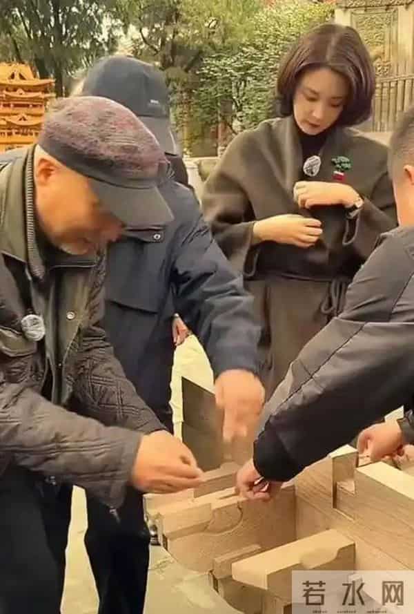 前央视主持人,俩前任去世被嘲“克夫”,生图脸僵的她近况如何了