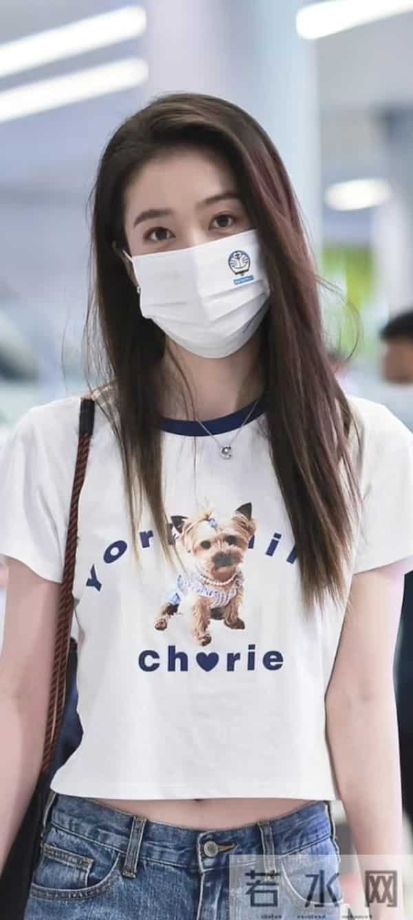 张雪迎露迷人小肚子