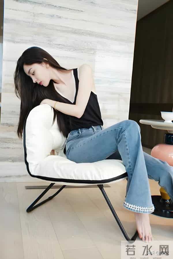 古力娜扎大方展露自己美腿美脚丫,她好像没脚脖子