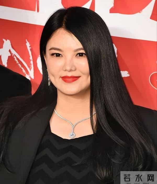 被回娘家的李湘无声炫到 客厅大得像酒店大堂 拍照破天荒只露半张脸