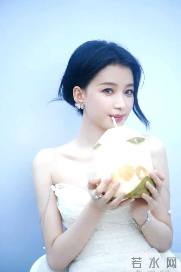 孙怡白裙海边写真