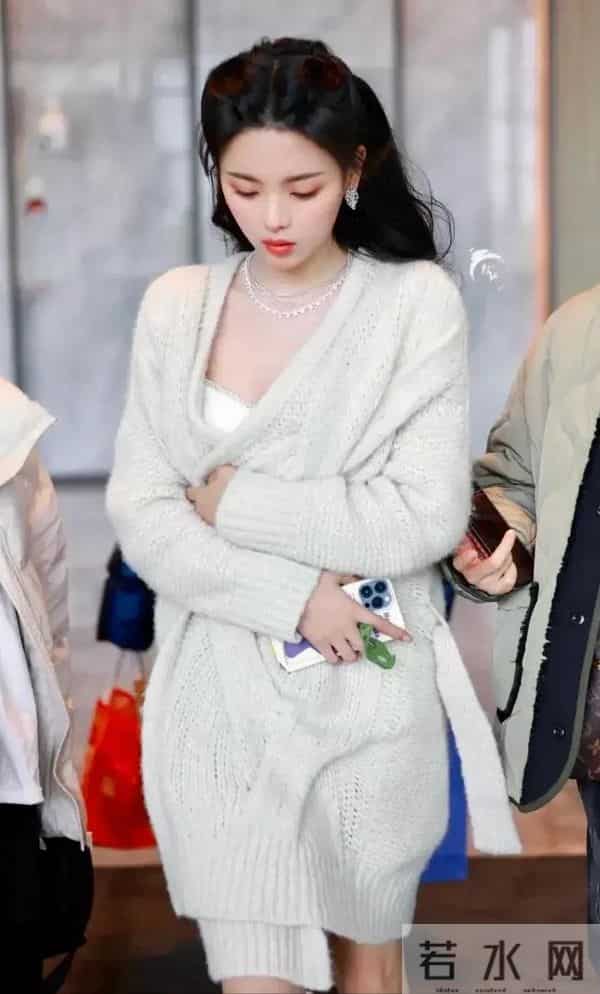 杨超越的脚火了！被赞“内娱最美脚丫”，镜头特写太绝了