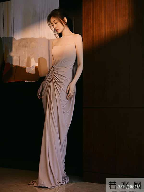 李小冉，高挑的身材，经得起时光洗礼的“冻龄”之美！