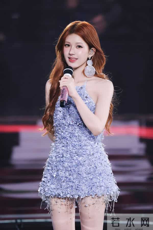 赵露思27岁生日音乐会，染红发穿衬衫热裤，用实力强势回归