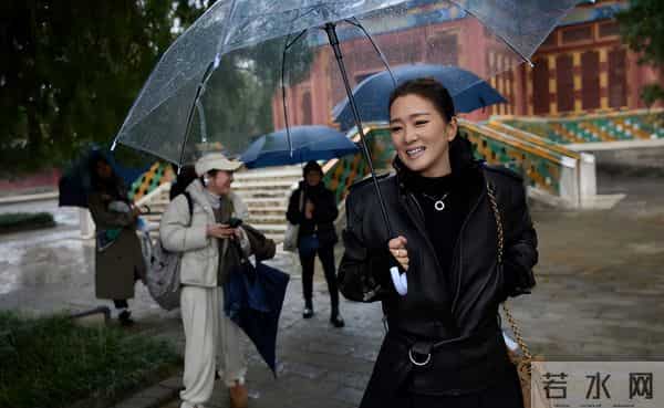 59岁巩俐在北京公园,长了皱纹头发凌乱,喝老酸奶吃糖葫芦接地气