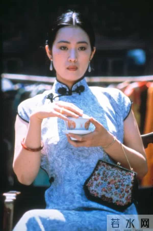 59岁巩俐现身北京公园，穿黑皮衣配透明伞，雨中喝酸奶吃冰糖葫芦