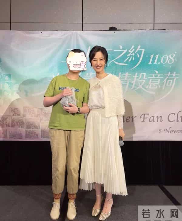 61岁关咏荷罕见露面,赴一场20年之约,状态极佳仍然很漂亮