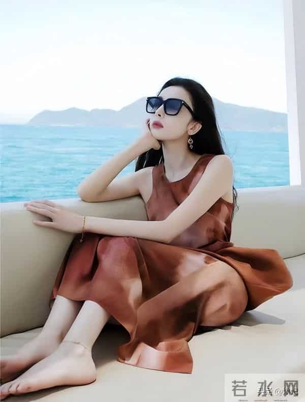 古力娜扎大方展露自己美腿美脚丫,她好像没脚脖子