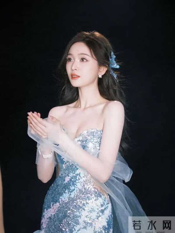 吴宣仪 闪亮抹胸礼服美出天际