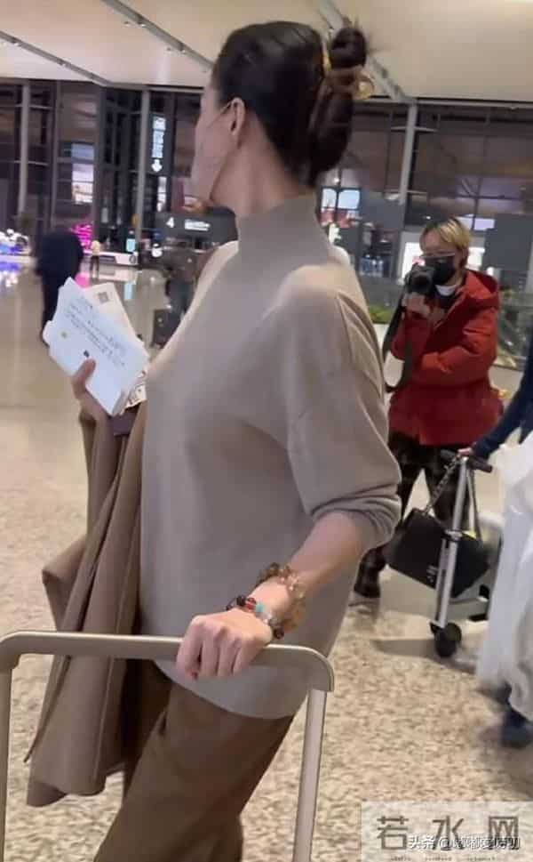 42岁蒋欣机场亮相,高领毛衣搭配阔腿裤,简约穿搭状态真的好!