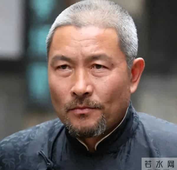 从草根到国家一级演员,拍戏赚的钱给老婆,但帅气儿子成他的心病