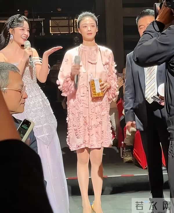 蒋欣出席招商大会,真人瘦好几圈又高又白,穿粉裙好显嫩不像42岁