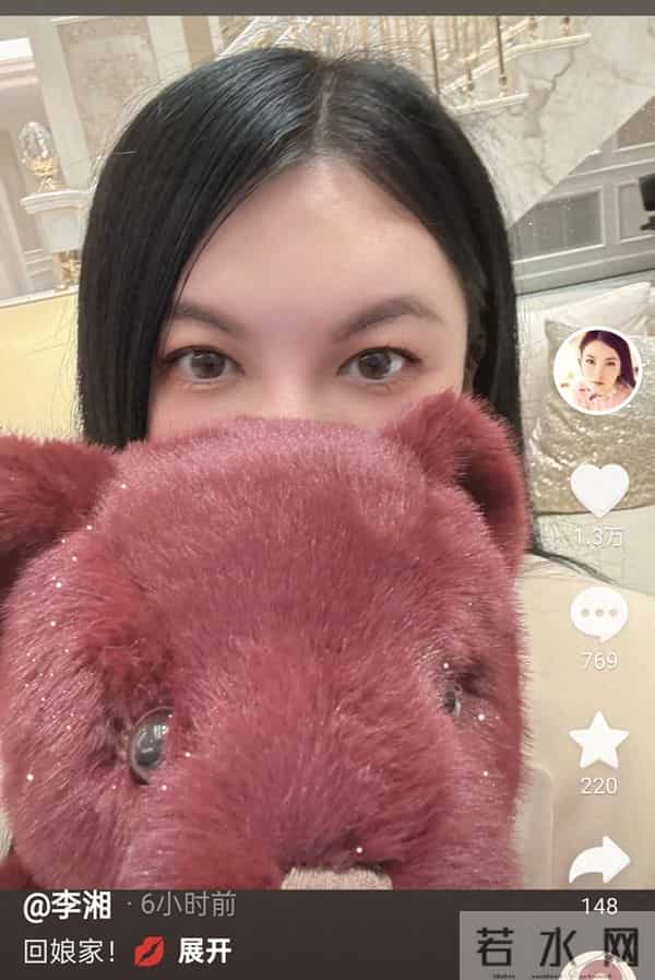 李湘回湖南娘家！父母住大别墅，客厅堆满鲜花，她却不敢露全脸