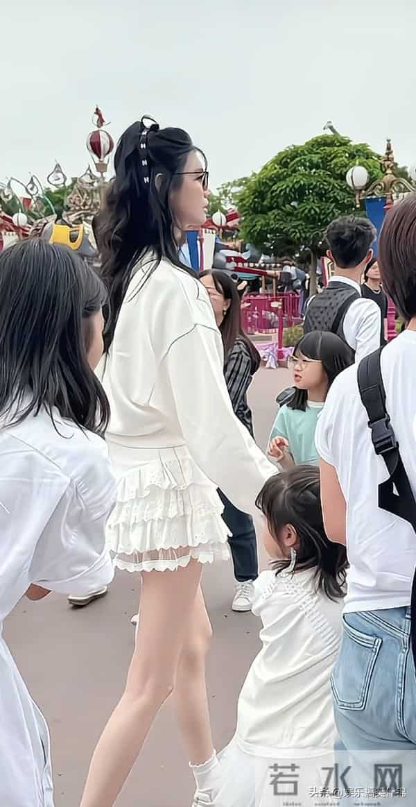 奚梦瑶和女儿亲吻互动,网友:何猷君真正目的达到了