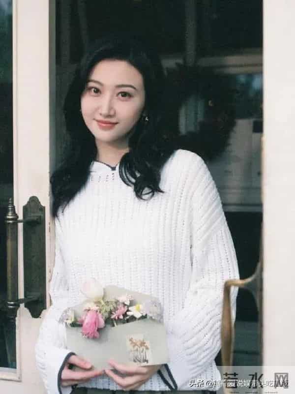 景甜换风格后气质大变！穿连帽镂空衫+半身裙，温柔又高级！