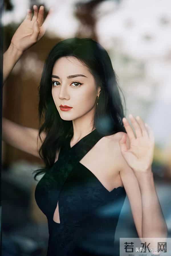 迪丽热巴—珍藏性感照：这“异域神颜”太蛊！每一张都是心脏暴击