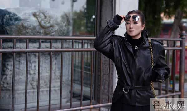 巩俐雨天现身北海公园，全黑造型撑伞漫步，这姿态太像电影镜头！