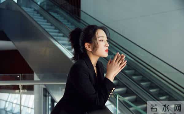 马苏，性感美腿超短裙