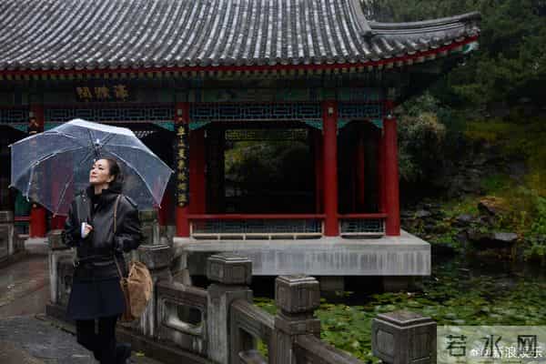 巩俐雨天现身北海公园，全黑造型撑伞漫步，这姿态太像电影镜头！