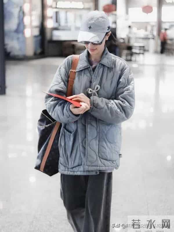 钟楚曦机场私服真会穿!菱格棉服+阔腿裤+棒球帽,减龄又时髦!