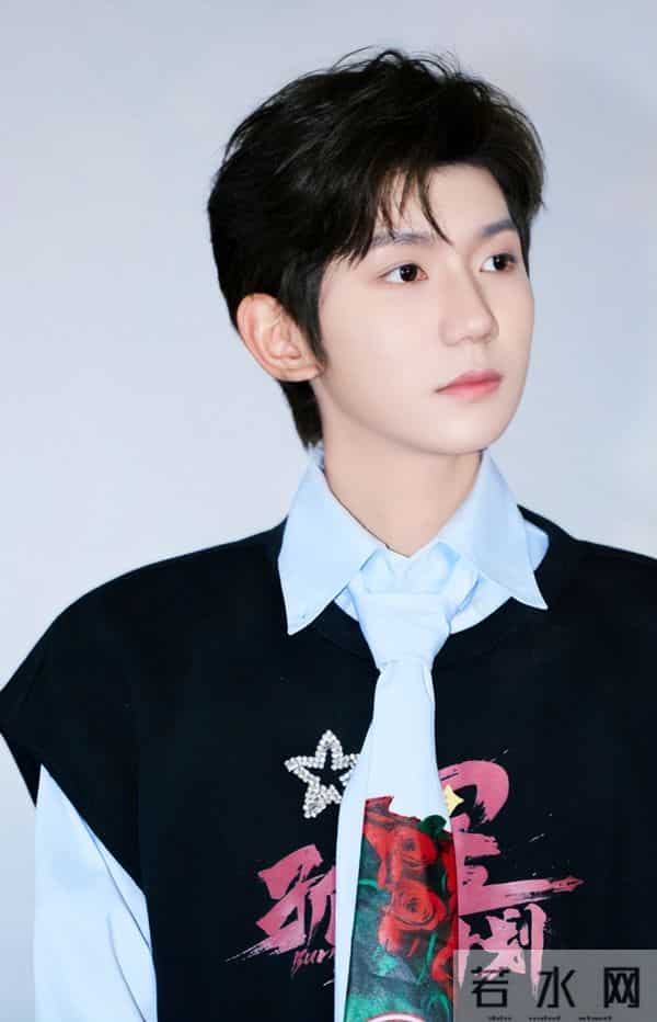 一场生日，戳穿25岁王源江湖地位，易烊千玺确实一个字都没说错