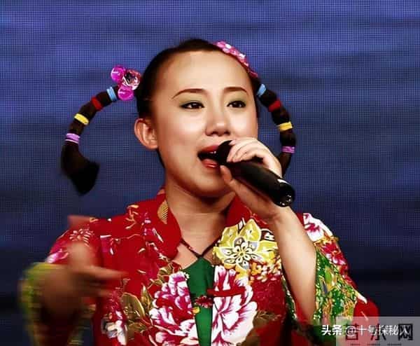 一手好牌打得稀烂！从春晚笑星到县城卖唱，丫蛋的今天怪不了别人