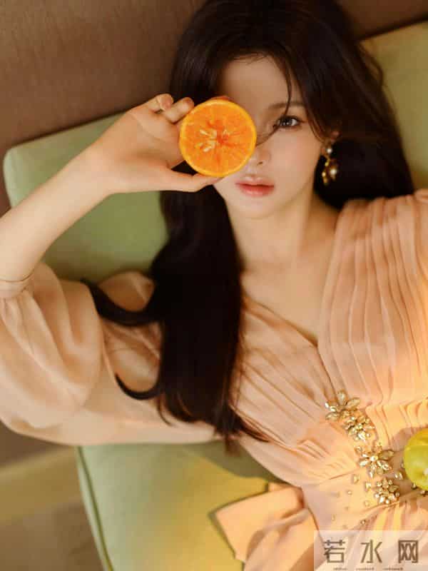 杨超越光脚丫美腿写真好可爱,粉嫩水灵的杨超越