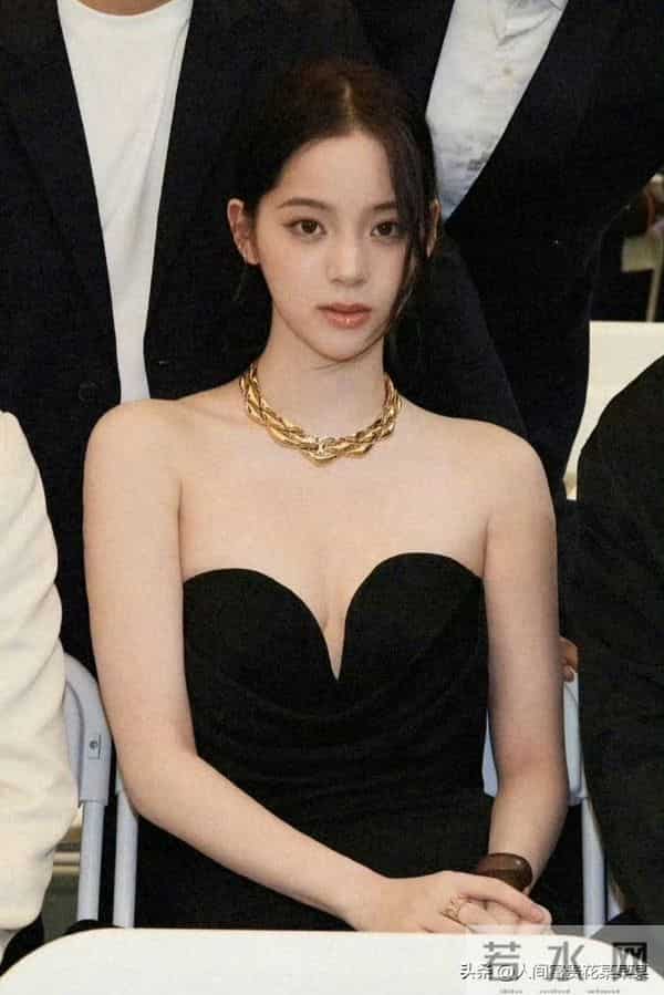 欧阳娜娜 抹胸裙太美了