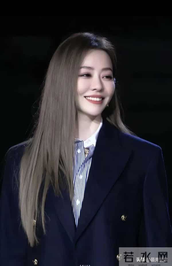 张靓颖这个妆容和服饰，简直美成神了，这妆容太适合她了，绝了