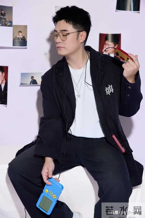 陈赫生日照凹造型耍帅 邓超喊话40岁了稳重点 鹿晗让他少吃小龙虾