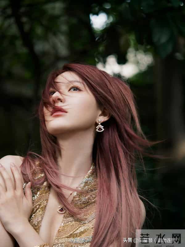 赵露思 白瓷肌肤太亮眼 美的像个洋娃娃精致到头发丝