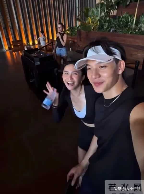 关枫馨与男友游海南岛享受阳光与海滩,穿比基尼喝椰汁舒适又奢华