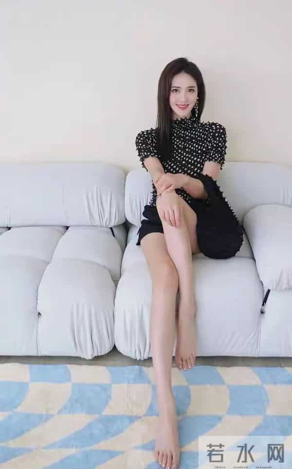 李丹儿光脚丫妆造精选