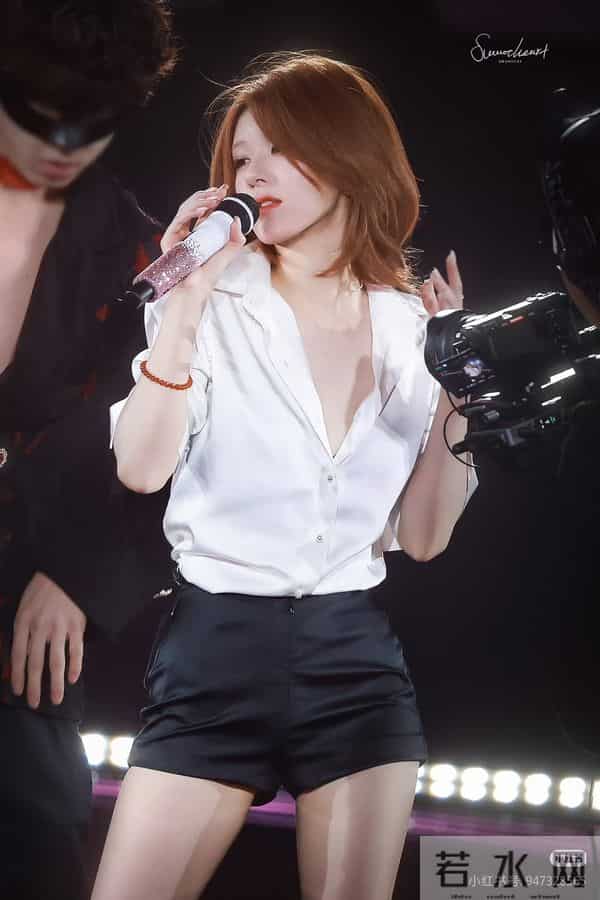 谁来懂一下今晚赵露思这个白衬衫造型!