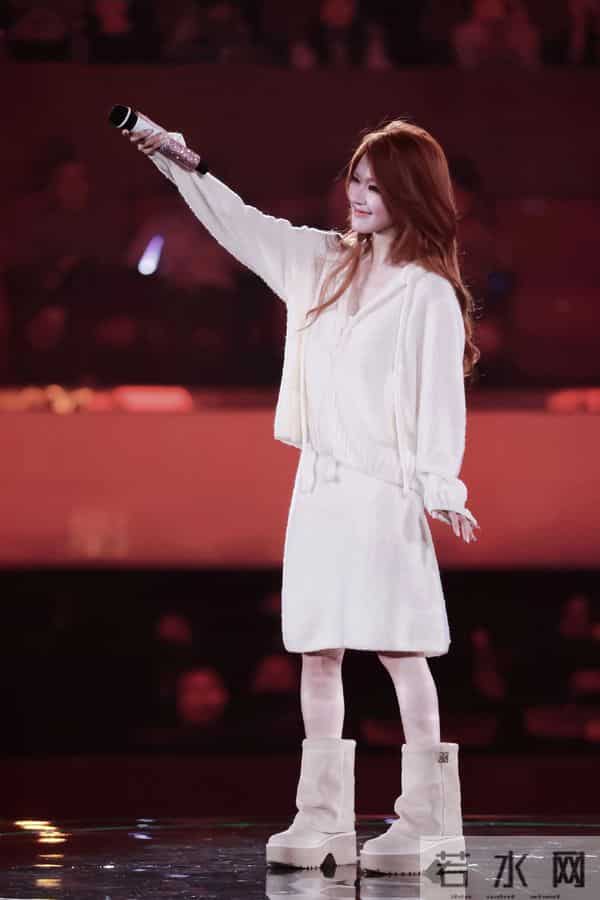 赵露思27岁生日音乐会，染红发穿衬衫热裤，用实力强势回归