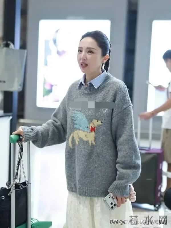 董璇真是中年女性的穿搭标杆!穿灰色毛衣+衬衫+小白裙,时髦减龄