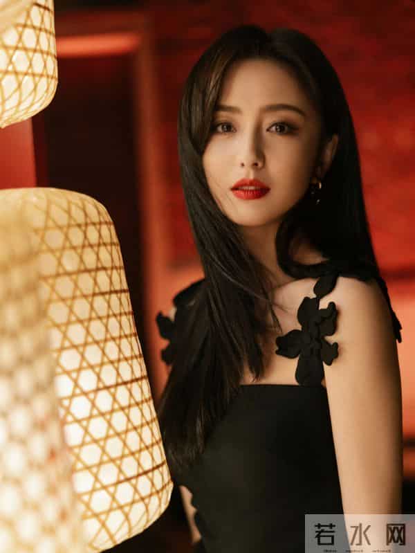 佟丽娅的日常美照，黑裙红唇尽显魅力