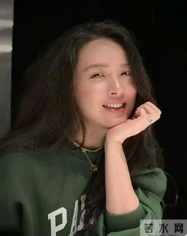她26岁成双料影后,二婚嫁靳东高龄生下两子,今48岁美得自信从容